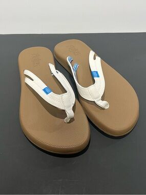 NWOT Flojos White Tan Lightweight Women's Flip Flop Sandal Beach Summer Casual